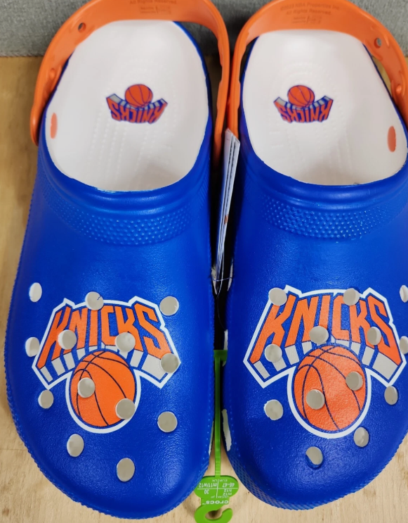 Crocs NBA New York Knicks Classic Clogs Mens  Basketball